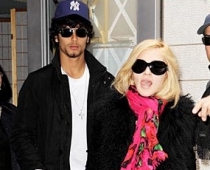 Madonna maksā galvu reibinošu summu par Džīzusa Laza privātstundām angļu valodā