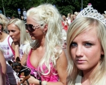Skandalozā princese Agita Berga piedalās blondīņu gajienā (FOTO)
