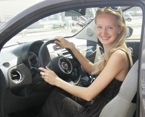 Latvijas princesei Katrīnai, blondīņu pasākumā, uzdāvina jaunu auto (FOTO)