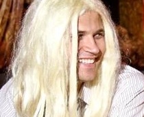 Montas ZUKES draudziņš kļuvis sievišķīgi blonds (FOTO)