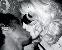 Madonnas attiecības ar 22g.v. modeli kļūst nopietnākas