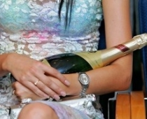 Prostitūtai par klienta nosišanu ar šampanieša pudeli lūdz 7 gadus cietumā