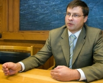 Dombrovskis: Saņemti vairāki priekšlikumi pārdot "Parex banku"
