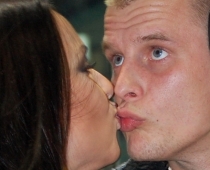 VIPi ciemos pie Elizabetes ZAGORSKAS, kuru kvēli skūpsta mīļotais (FOTO)